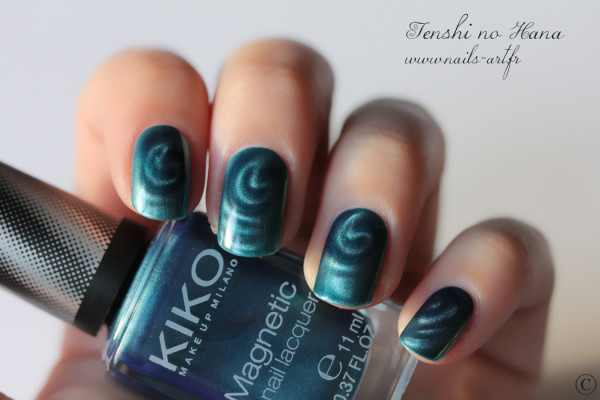 Vernis magnetic de chez kiko bleu canard avec aimant en forme d